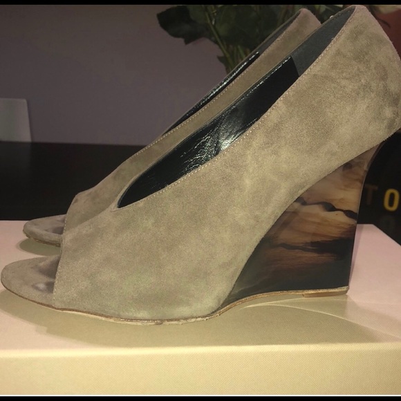 Burberry London Canvas Horn Gently Used Wedge Pump - Picture 4 of 8